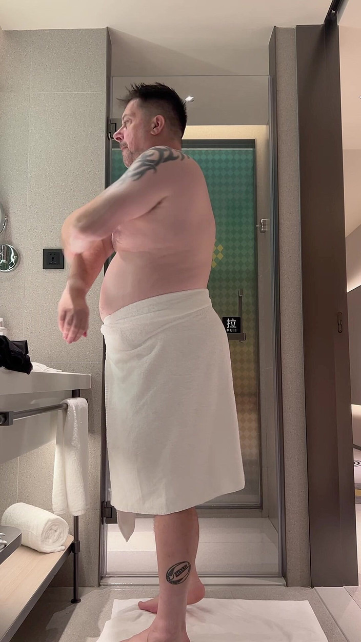 uktattooedchub74: Tombul adam duş alıyor