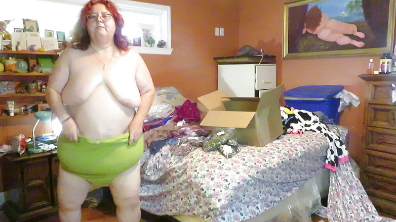 BBW nurse Vicki adventures with friends: Provando nuovi vestiti con i pantaloncini ed il vestito in...