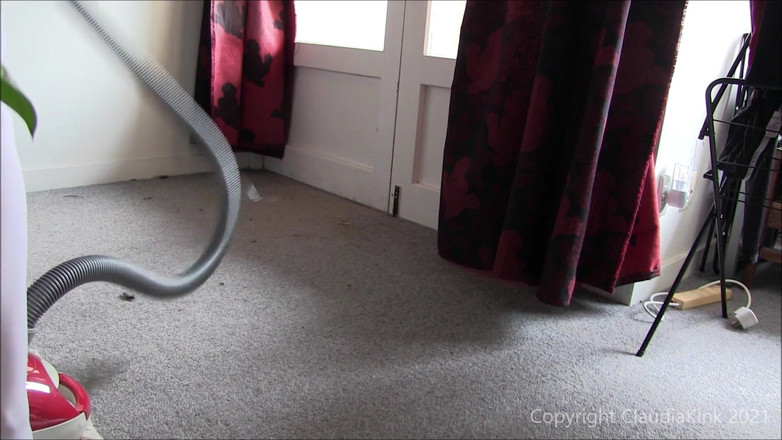 Claudia Kink: Stofzuigen in witte panti