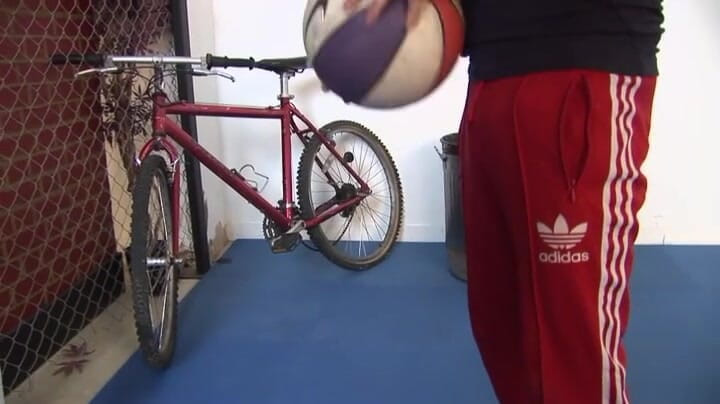 Darkko: बड़े स्तन और काले बाल वाली की दोस्त द्वारा चुदाई