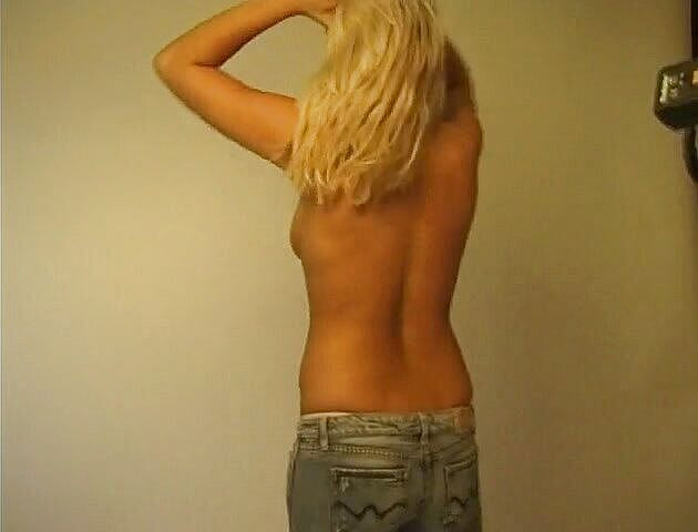 Flash Model Amateurs: Sarışın genç kız ateşli beyaz iç çamaşırlı pozlar atıyor