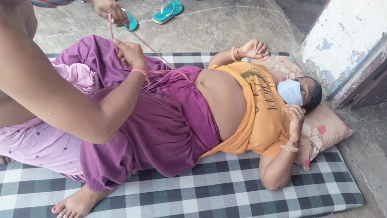 Yourgeeta8899: Colocou um travesseiro debaixo da bunda de Geeta e levantou...