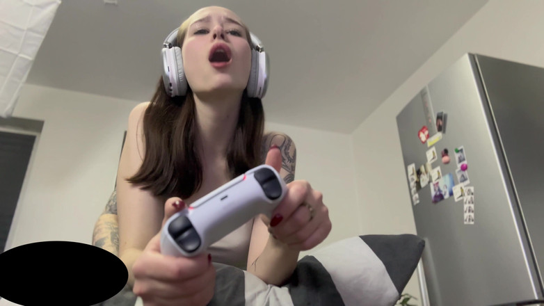 HannahKim: Поки красуня грала в танки, я її трахнув, красива попка