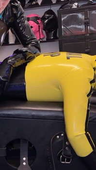 Mistressae & princess latex rubber doll: ngocok kontol, benturan, dan kencing bernafas