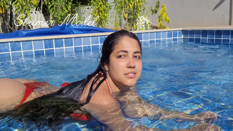 Strimermodel: 수영장에서 재채기 비키니
