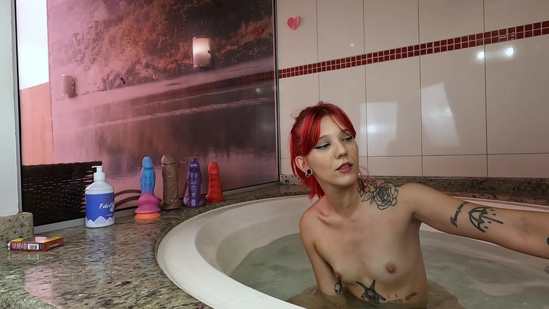 SatanicCandy: Fumando e fodendo meu cu na banheira