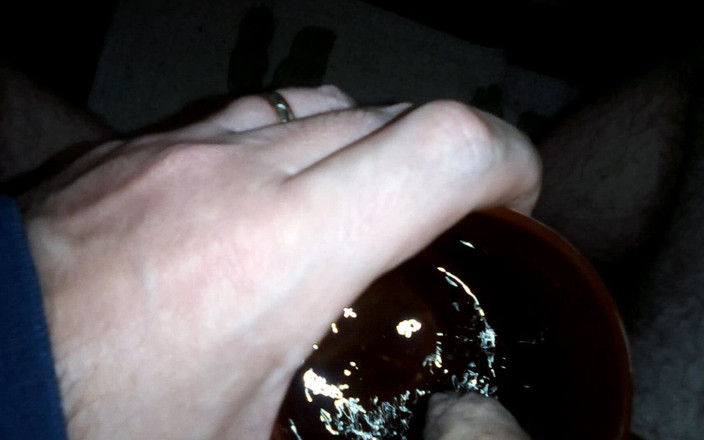 Sex hub male: John está meando en su taza de café