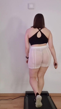 Provando i pantaloncini erotici e camminando sul tapis roulant con le sneakers mentre condivido le mie fantasie su di te