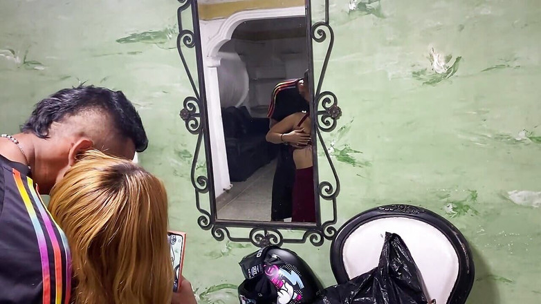 brenda paola rojas villasmil: 我在客厅操我的继妹，她有一个美味的屁股