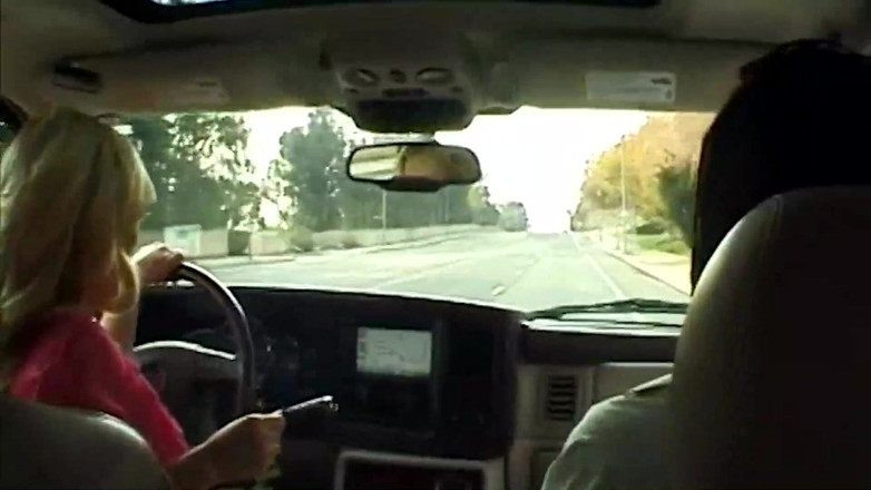 Get Your Fix: Blonďatá milfka hledá pozornost, najde velké černé péro, které chtěla