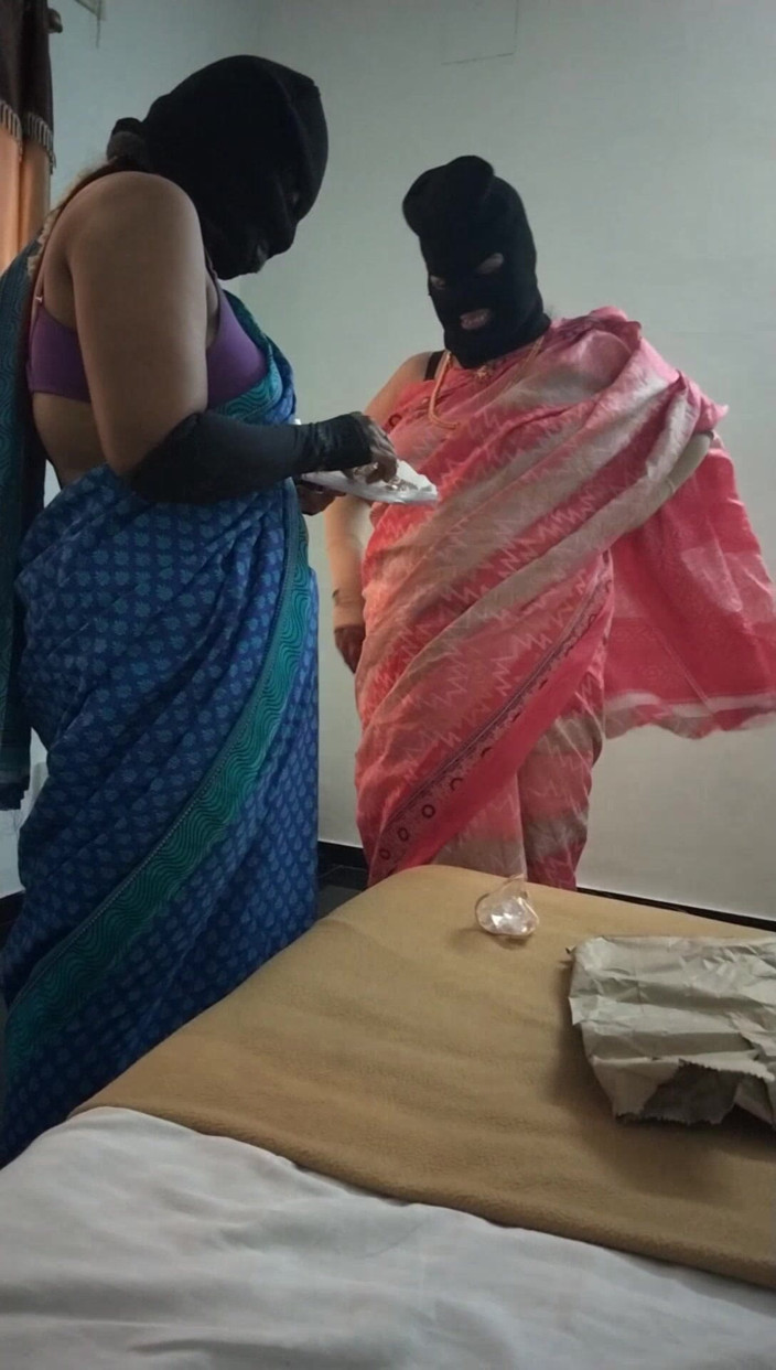 Tamil lesbian: गंदी बात करना - शूट के पीछे