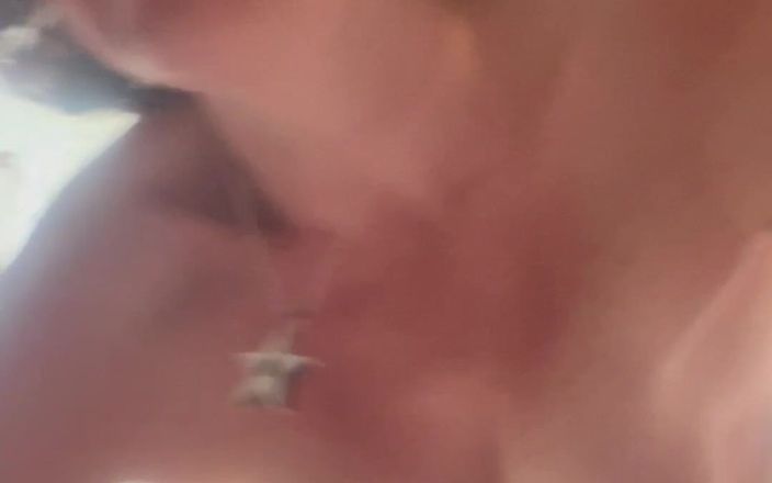 Pissing Paradise: Cewek hippy dengan memek berbulu lagi asik kencing sambil bugil...