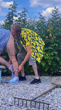 Una Vera Coppia Ha Avuto Un Duro in Giardino Tra I Cespugli