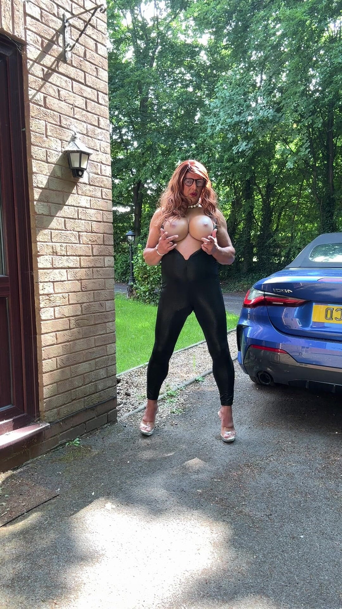 Kellycd2022: 穿着黑色 pvc 紧身连衣裤和高跟鞋的性感 Crossdresser Kellycd2022