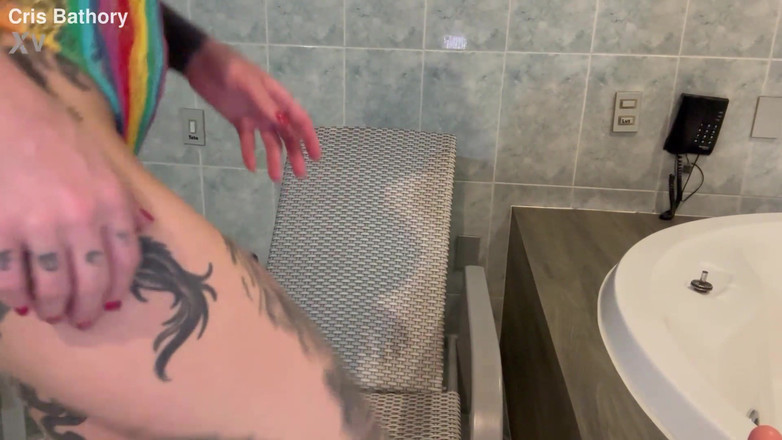 Cris Bathory: Cris Bathory vui vẻ với hậu môn Chantilly