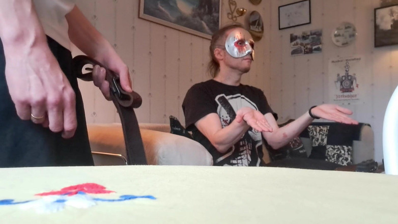 Oznob Oznofla: एमेच्योरबॉय हाथ, पैर और गांड पर कोड़े मारता है