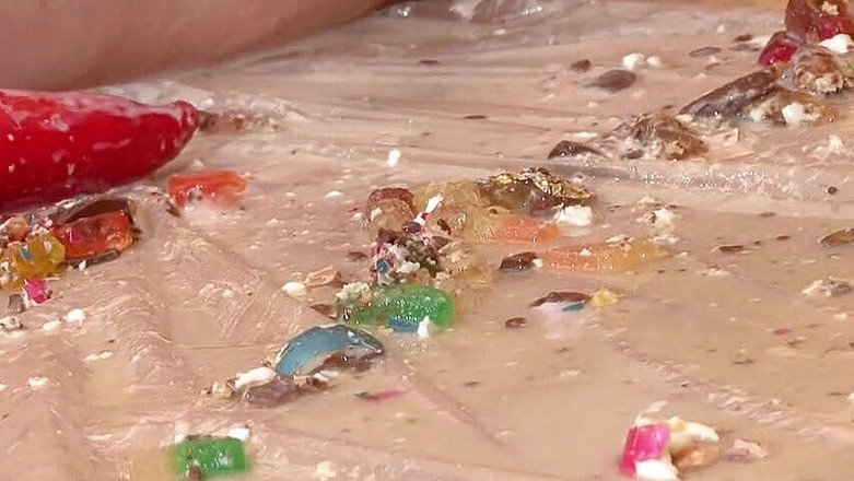 Solo Austria: Blond slampa som pissar och trampar mat medan hon maasturbating