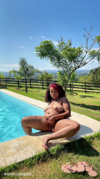 Joc cu pizdă cu o negresă dolofană la piscină