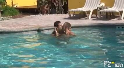 Gay Diaries: Tio cachondo se da un chapuzón en la piscina y...