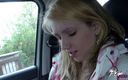 POV Bitch: Drobná hubená blonďatá teenagerka kouří péro pod volantem a šuká