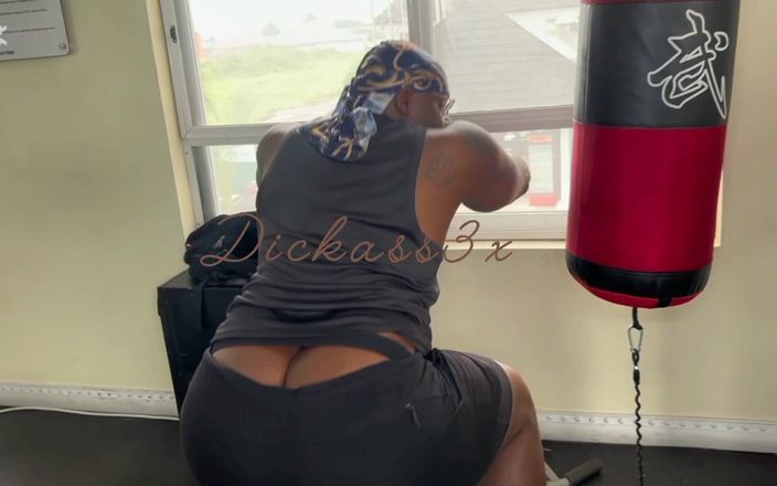 Dickass3x: Büyük şişman beli spor salonunda beni tahrik etti ve ben de...