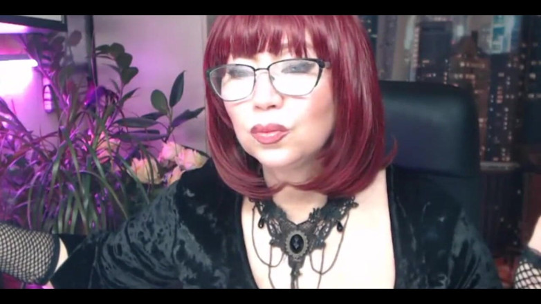 AimeeParadise: Hot Russian MILF Aimeeparadise Spreads Her Legs Wide and Fucks...