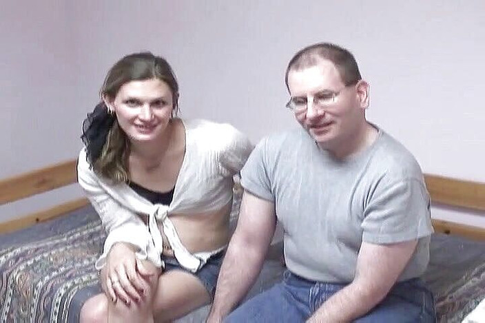 Radical: Küçük yaraklı inek ve genç kız ona sakso çekiyor