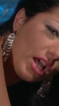 Priscilla Salerno, o curvă italiană cu două țâțe provocatoare și păr castaniu are parte de primul ei anal # 2