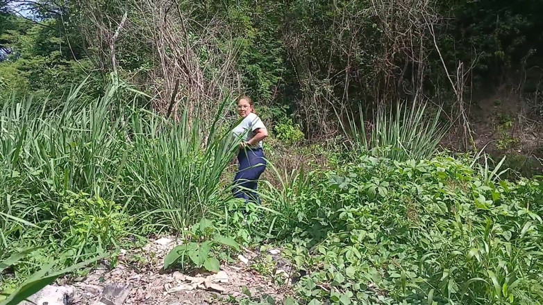 SugarPose: Latina Montel Menunjukkan Pantat Dan Teteknya Di Luar Rumah