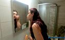 Dirty Brunette: Une femme excitée se maquille avant de baiser passionnément