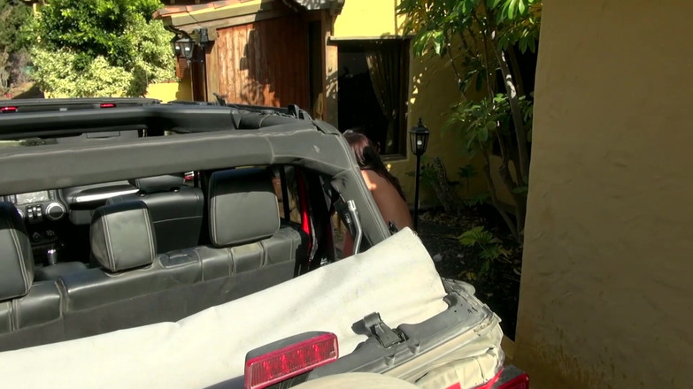 Fuck Cumshot Party: Голі красуні смокчуть член і миють джип на відкритому повітрі