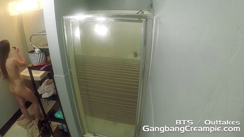 Aziani: 巨乳赤毛のスカーレットは5人の男を吸う