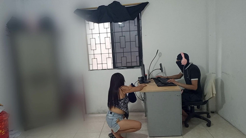 NEGRITA SEXY: La mia sorellastra pulisce la mia stanza e poi se...