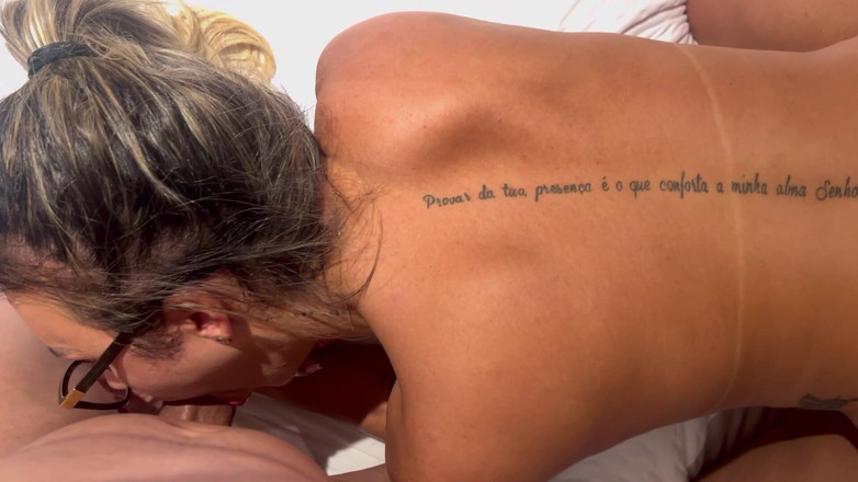 Agatha Lyra: En annan inne, han kom in genom dörren och tryckte...