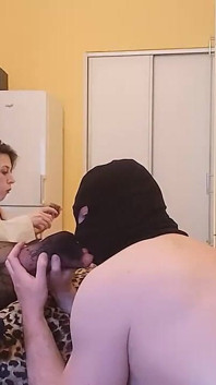 땀에 젖은 다리를 팬티 스타킹으로 냄새 맡고 마사지해