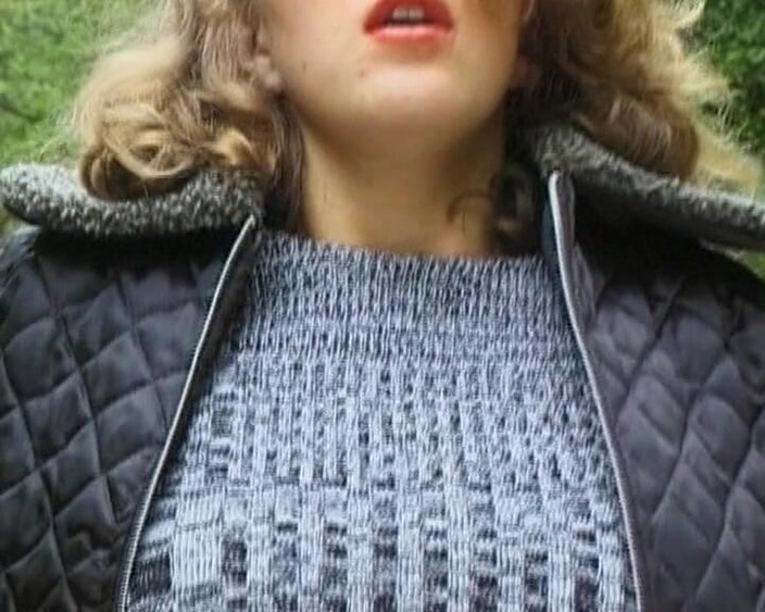 German Threesome: 숲에서 섹스를 즐기는 독일의 창녀를 교환하는 정액