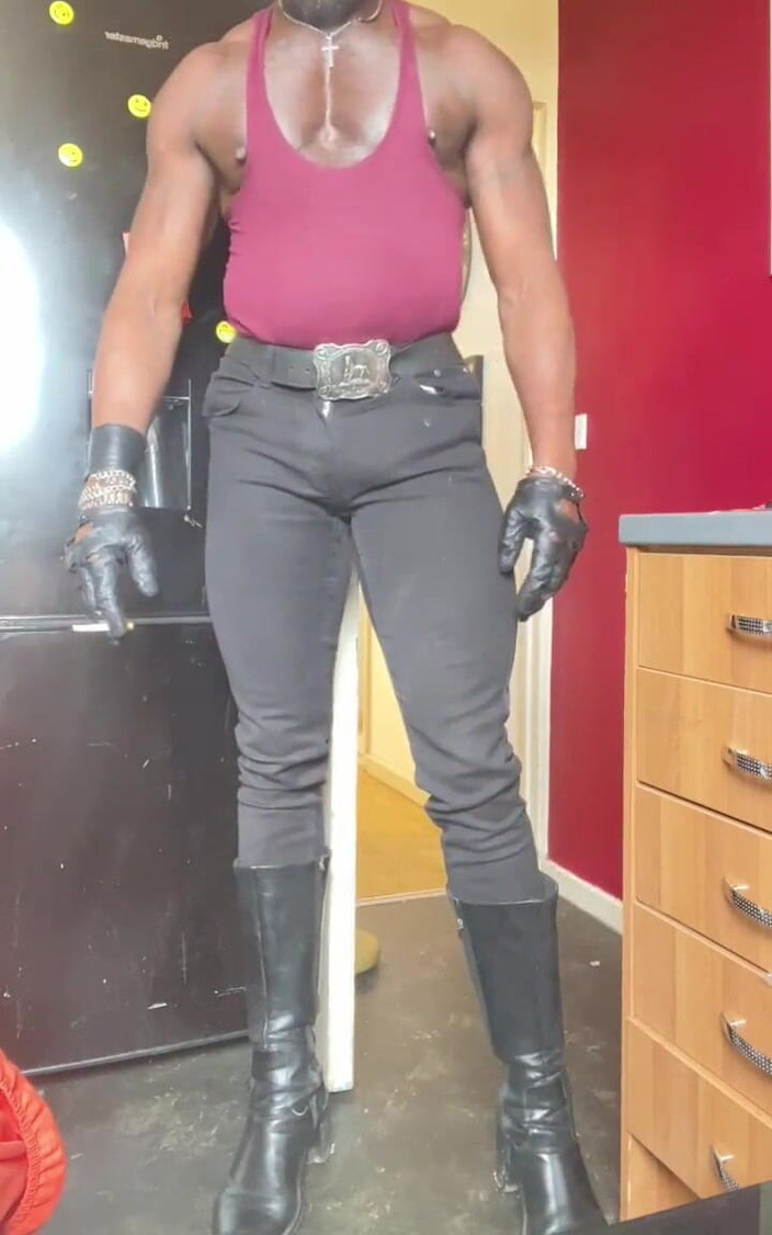 Black mature kinky muscle: Britská black smoke flex &amp; titplay