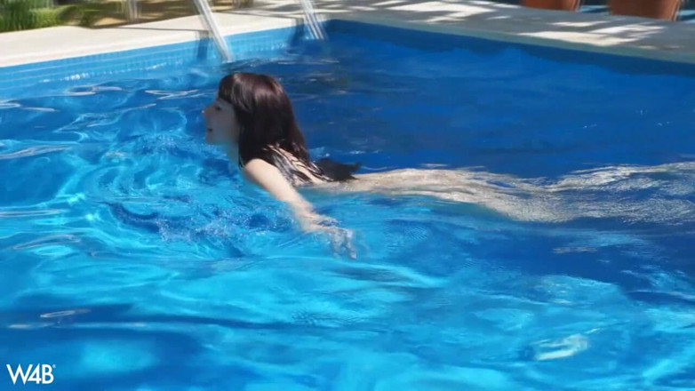 Watch4beauty: Secluded Pool