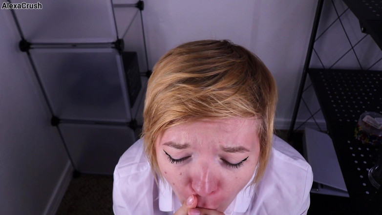 AlexaCrush: Erwischt im wohnzimmer, pOV-blowjob