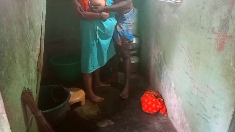 Desi Sathiya: Istri India desi bersetubuh di desa hasband