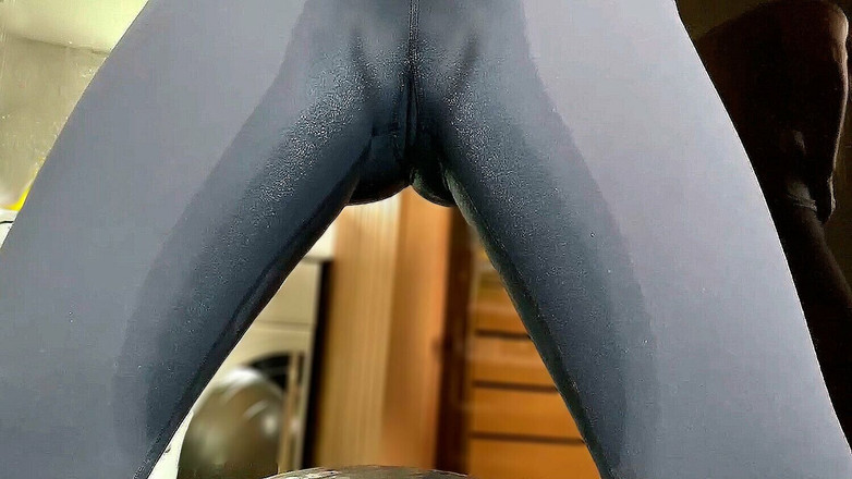 Mary Di: Des femmes pissent dans un pantalon de yoga