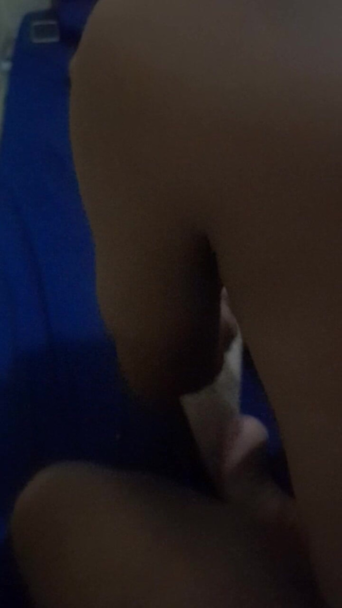 Angelina Pop: 在按摩阿姨的屁股时，我把我的鸡巴插入她的阴户