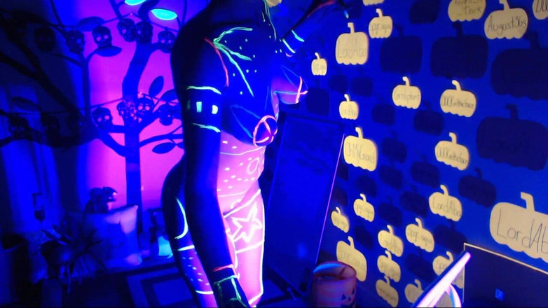 Lacey Bloom: Pertunjukan cat badan lampu hitam langsung 4256