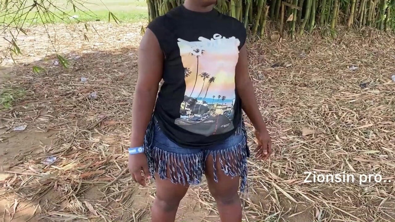 Zion: Negresă africană sexy fată dansează în public cu râs