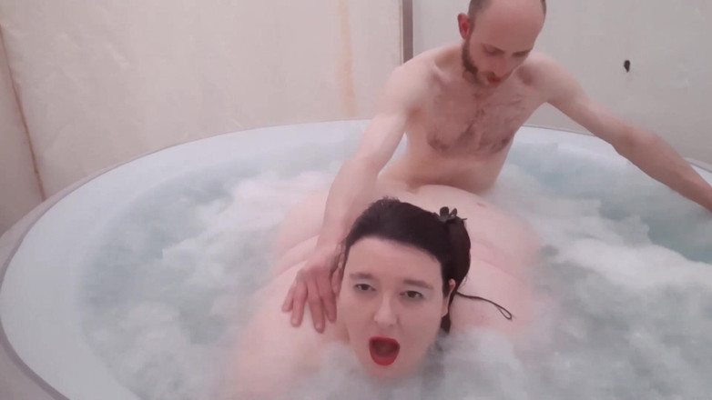 SSBBW Hunter: Cewek semok ini dientot gaya doggy di bak mandi