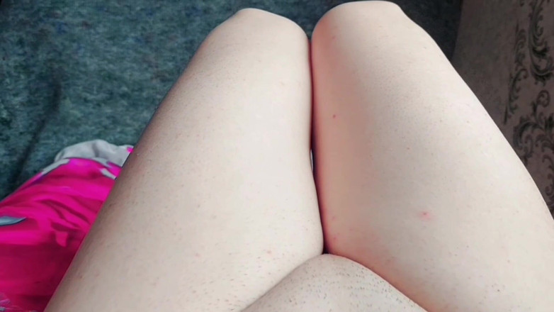 Kitty_Cross: 입술에 손가락을 천천히 추적하는 음란한 Sissy