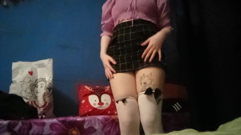 Miss_Kaprizzz19: Intenta no correrme de mi striptease, me estoy desnudando