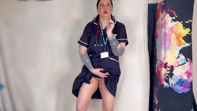 MissFFW: 담배와 오줌을 위해 재갈을 물리는 간호사 Ffw