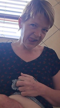 Big Butterfly Pussy Taking a Piss in the Toilet