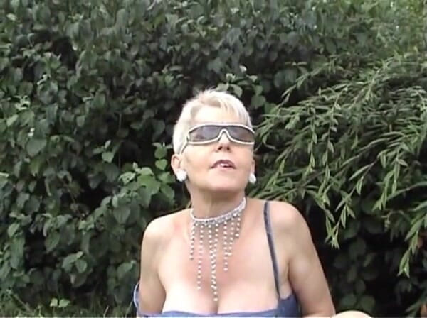European Classics: Mature whore blowing dick after taking a piss